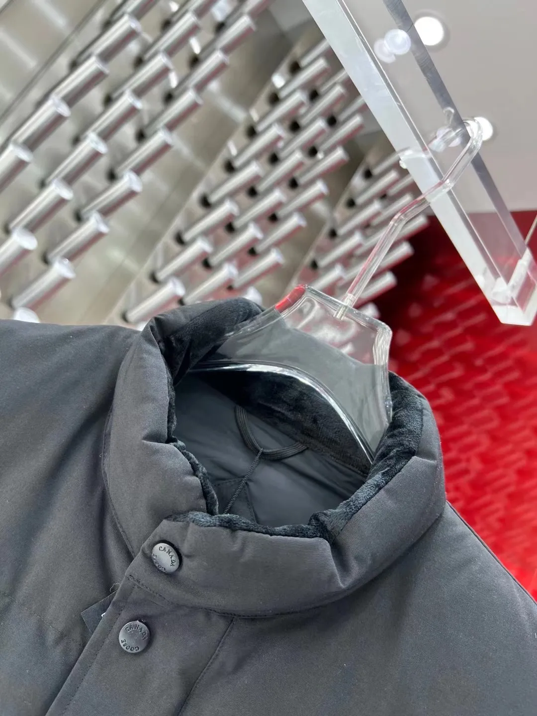 P380 Canadian brand Canada Goosex down jacket has always been recognized as the warmest down jacket. Various Instagram celebrities, Internet celebrities, and celebrities often wear it for street photos. I do Canada Goose every year, but I still can’t get rid of my love for the geese. No matter how cold the weather is, there is no need to be afraid, because there are geese! Filled with 90% white duck down, Canada Goose is the legendary warmest down jacket and is known as a must-have for Arctic outdoor sports! The most popular down jacket in the world, celebrities are rushing to buy it, it is a must-have! Same size for men and women: XS to XXL in stock😍